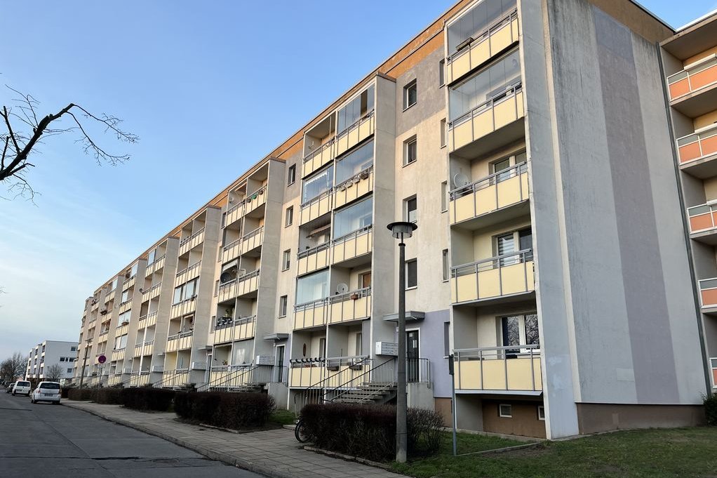 Außenansicht eines Wohnblocks