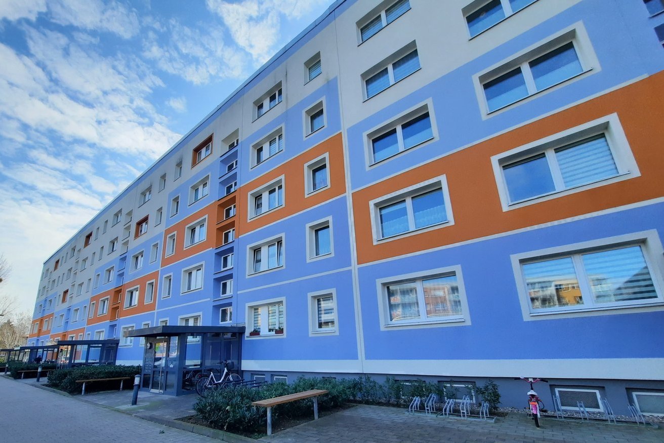 Außenansicht des Wohnblocks von vorne 