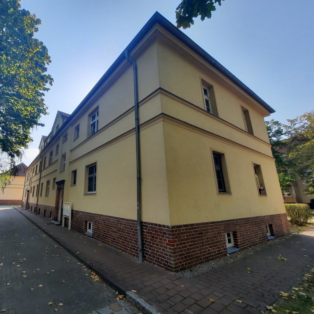 Außenansicht des Wohnblocks von der Seite