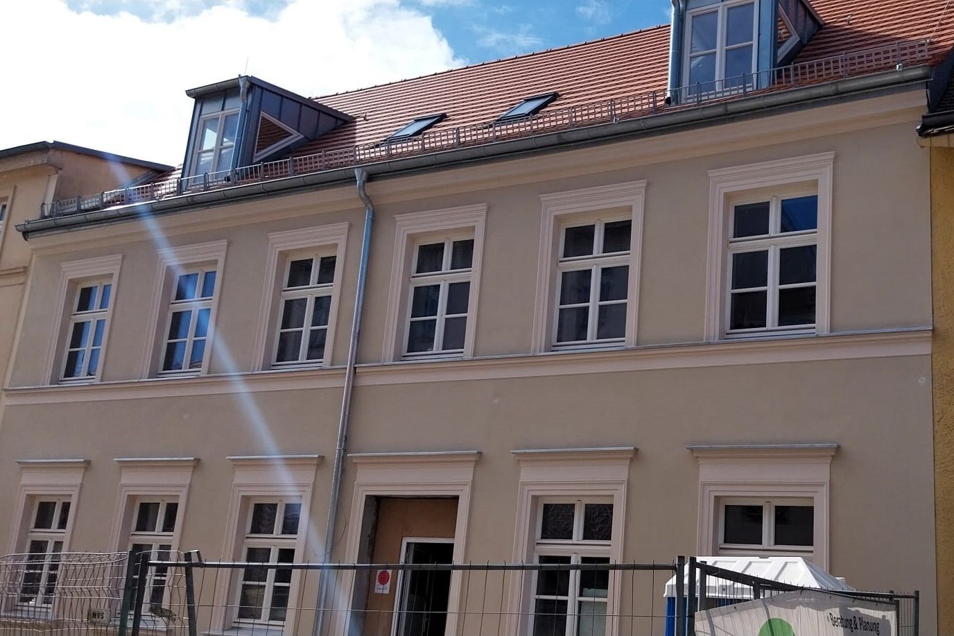 Das Haus von der Straßenseite aus.
