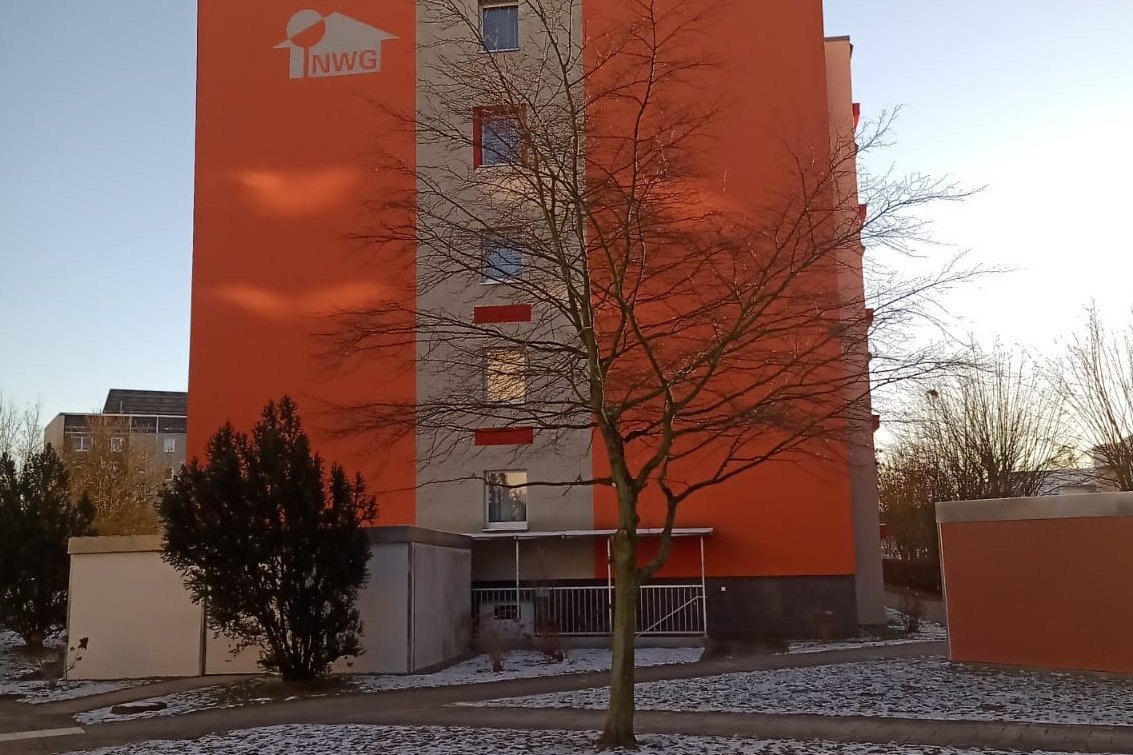 Ein Baum vor einem Wohnblock der NWG