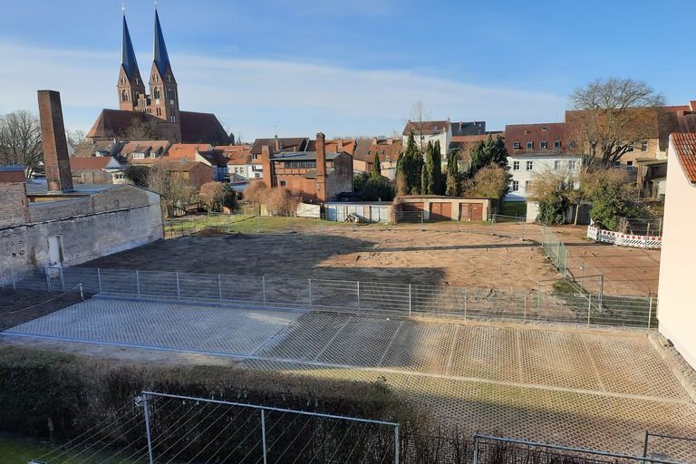 Ansicht des leeren Platzes nach Abriss der Garagen