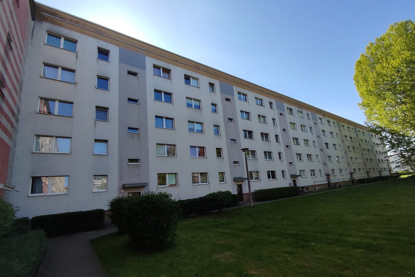 Außenansicht eines Wohnblocks