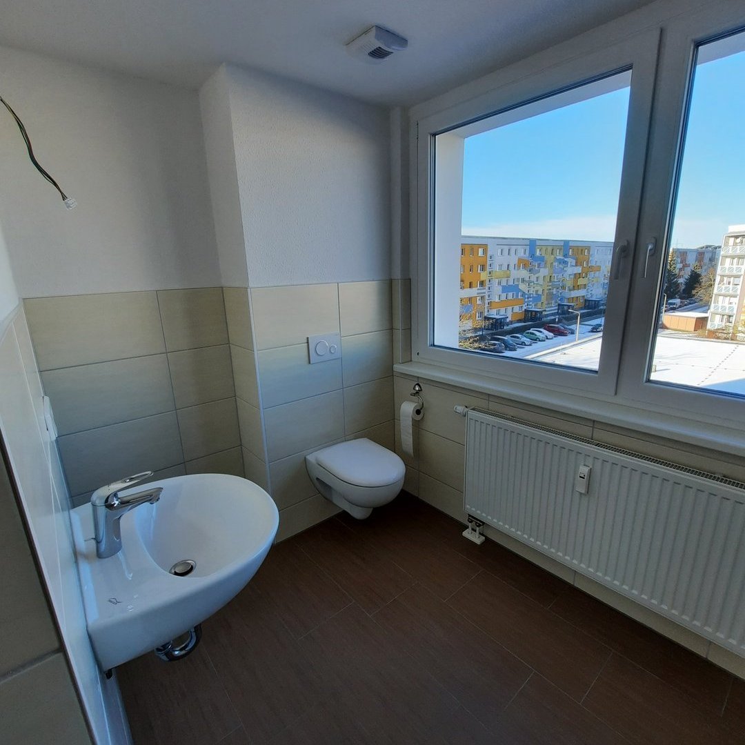 Ansicht eines Badezimmers mit Fenster