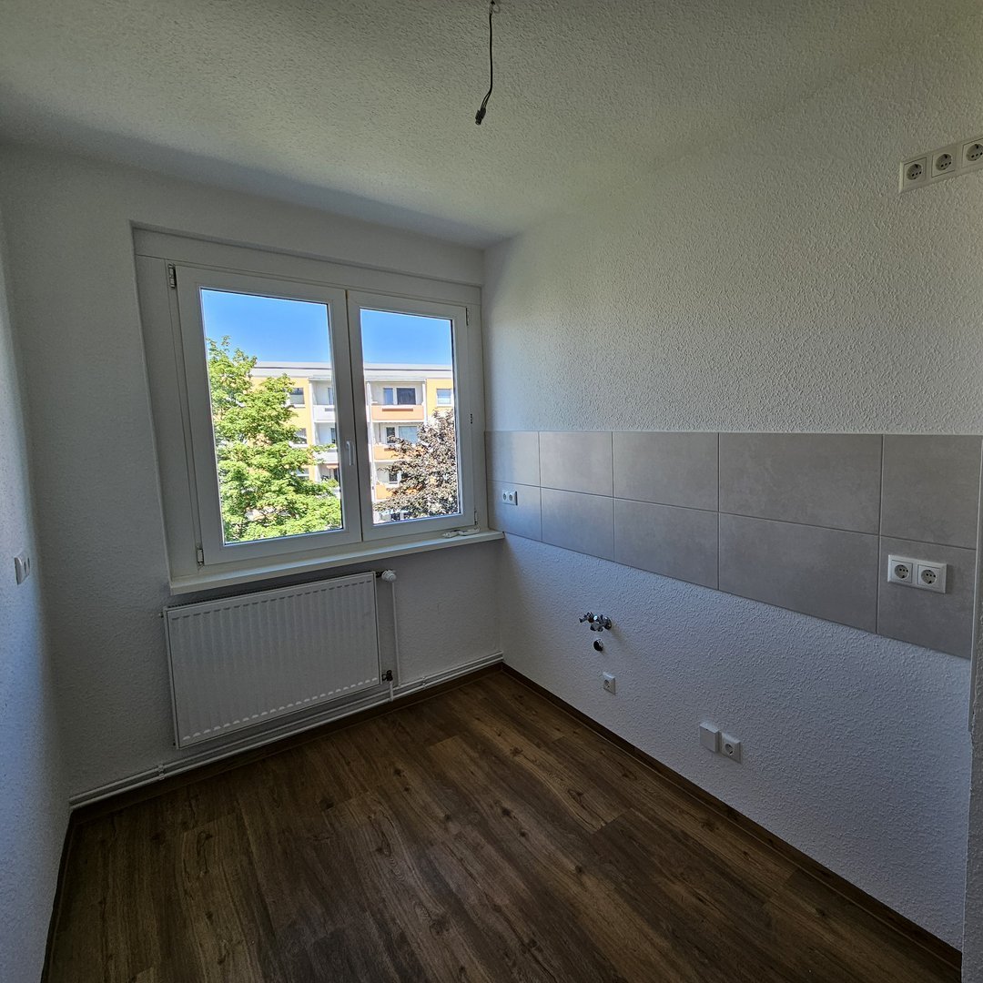 Ansicht von einer Küche mit Fenster