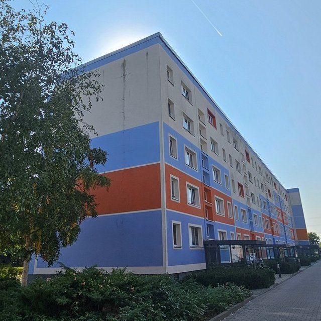 Außenansicht des Wohnblocks von der Seite