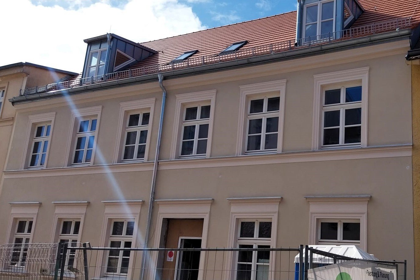 Außenansicht von vorne der Erich-Mühsam-Straße 4