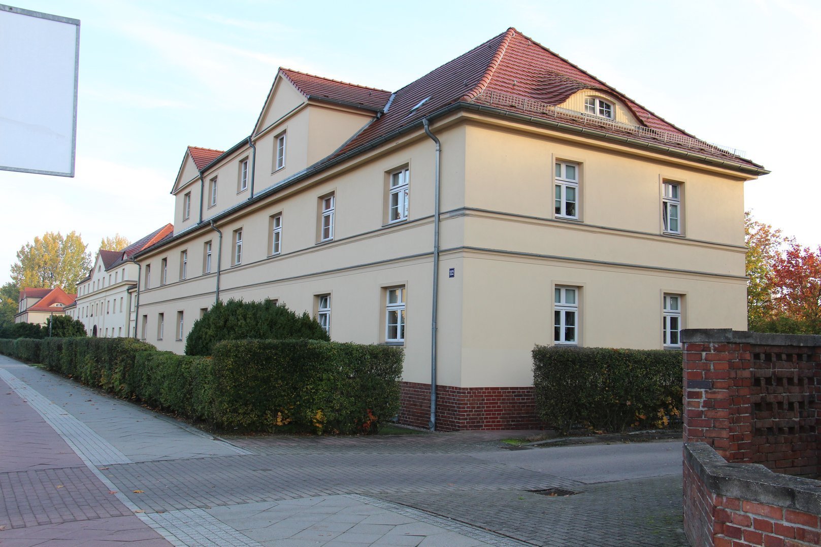 Außenansicht des Wohnblocks von vorne 