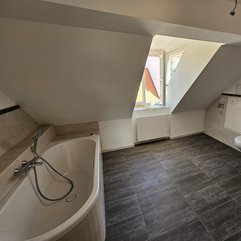 Badezimmer mit Badewanne und Dusche