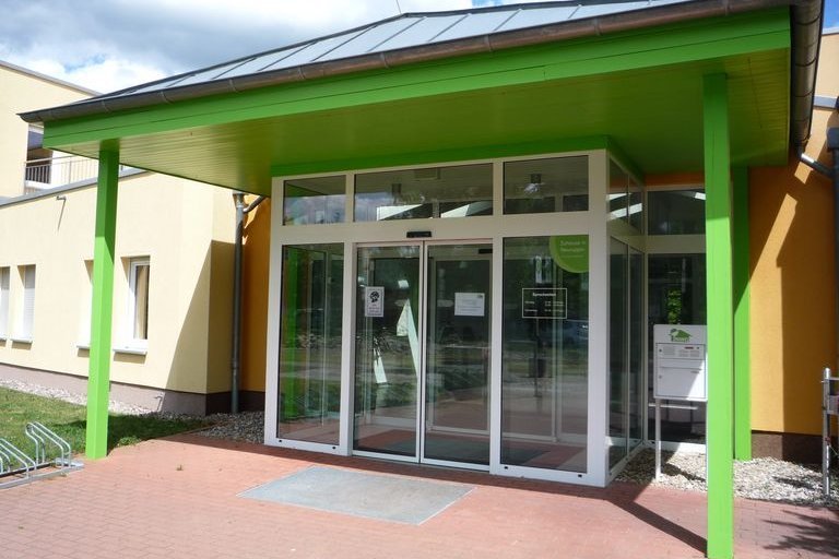 Ein Bild des Einganges in das Geschäftshaus der NWG