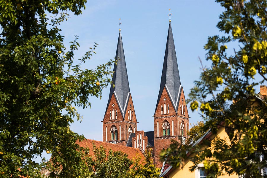 Ein Bild von den zwei Kirchturmspitzen in Neuruooin