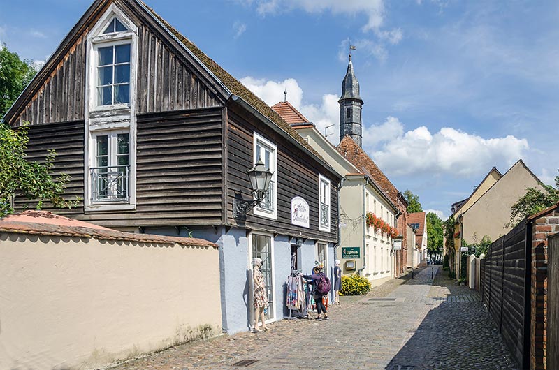 Das Bild zeigt eine Gasse in Neuruppin