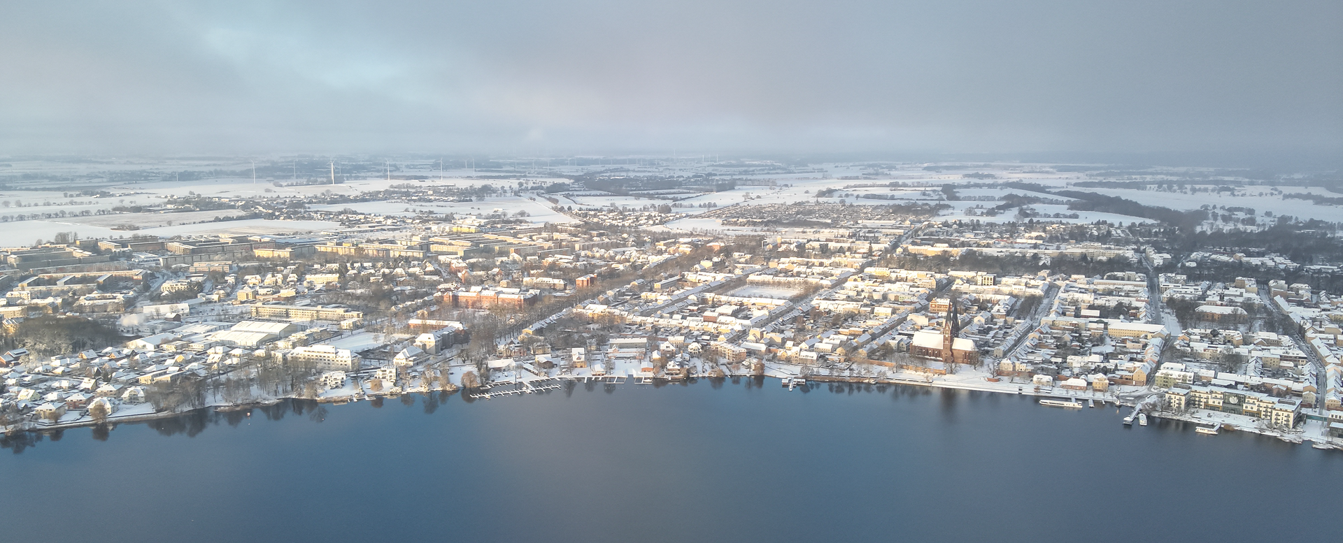 Auf diesem Bild ist die Kirche in Neuruppin in der Nähe eines Strandes zu sehen.