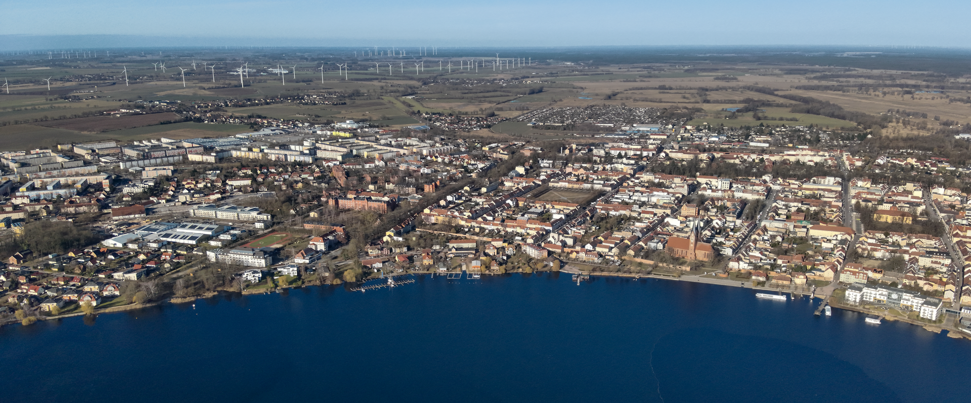 Auf diesem Bild ist die Kirche in Neuruppin in der Nähe eines Strandes zu sehen.