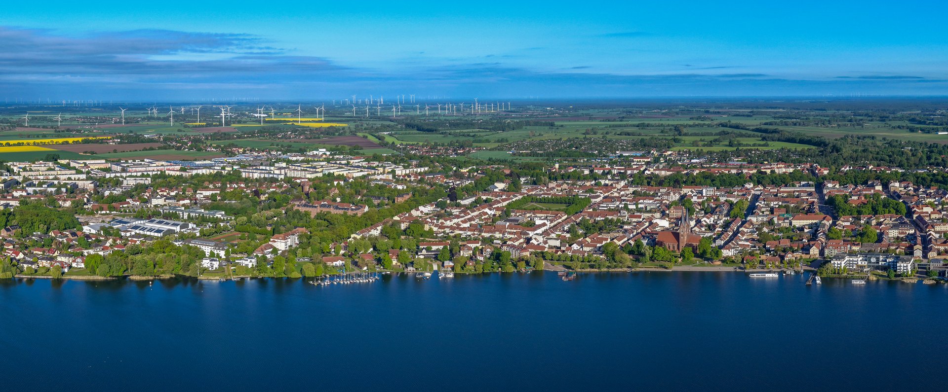 Auf diesem Bild ist die Kirche in Neuruppin in der Nähe eines Strandes zu sehen.