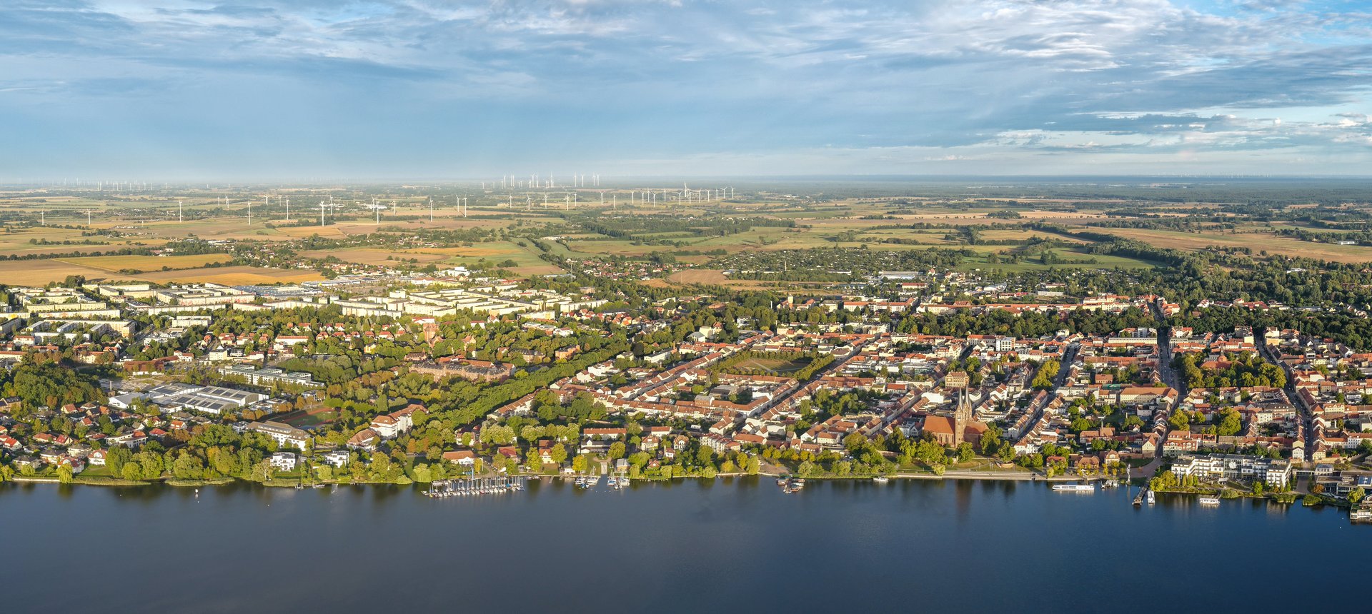 Auf diesem Bild ist die Kirche in Neuruppin in der Nähe eines Strandes zu sehen.